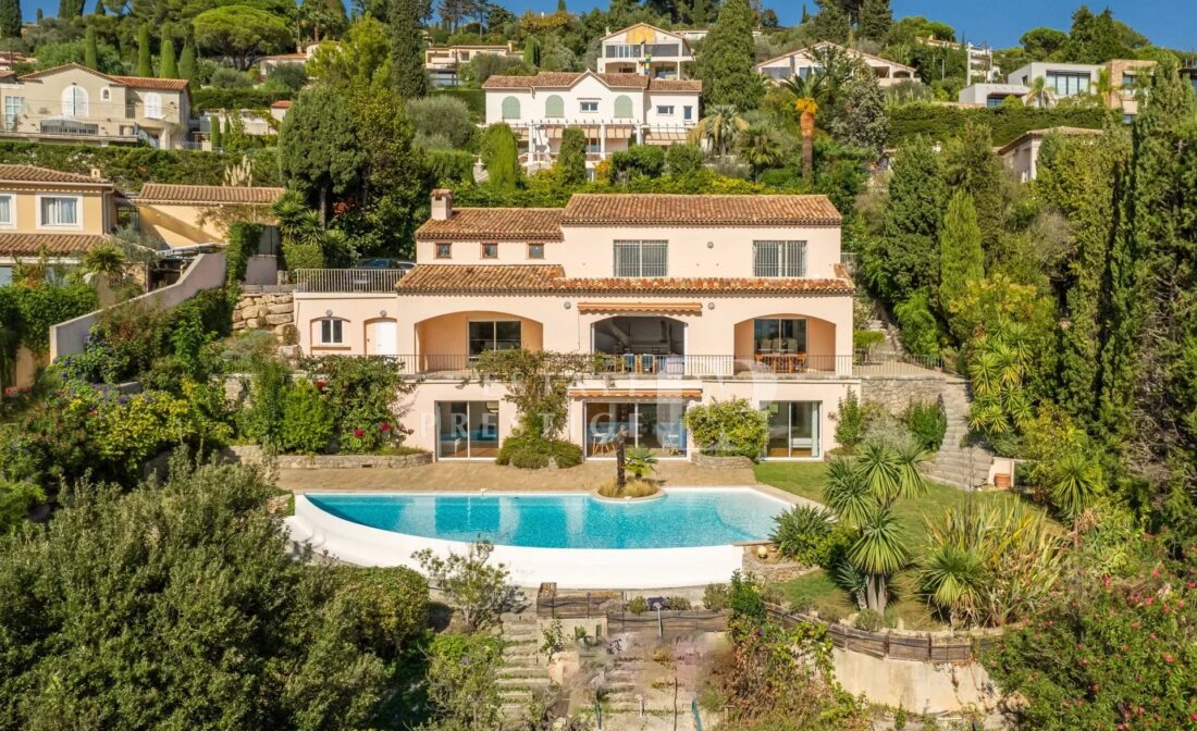 MOUGINS  : Villa with spectacular views next to the Village