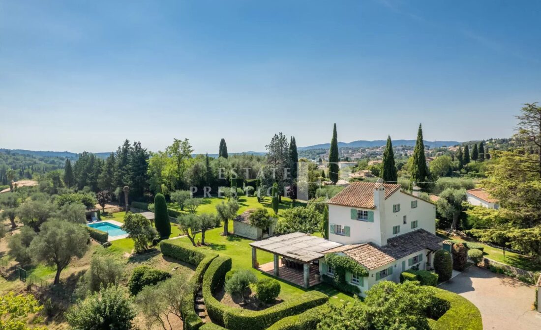 GRASSE : A Charming Farmhouse with Pool and Tennis Court