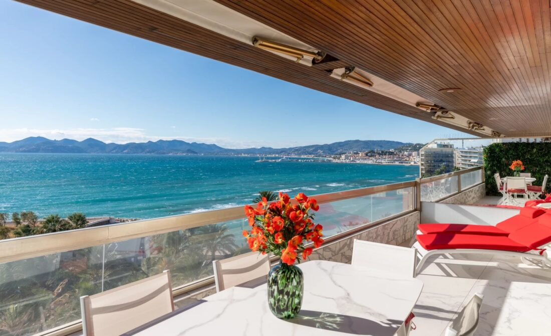 CANNES  – Renovated 2 bedroom apartment with panoramic sea views