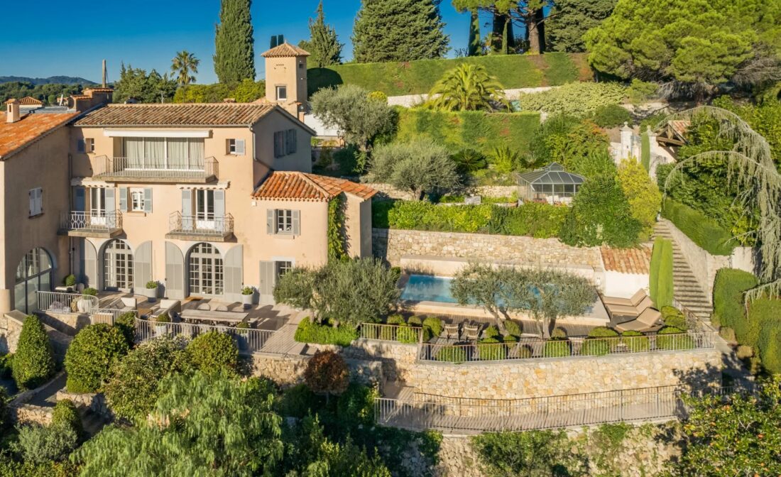 MOUGINS : A pied du Vieux Village un Duplex avec Vue Mer