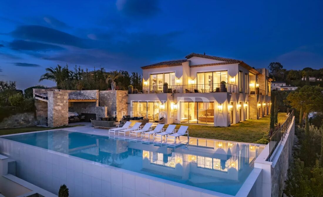 CANNES  – Superb contemporary villa with stunning sea views