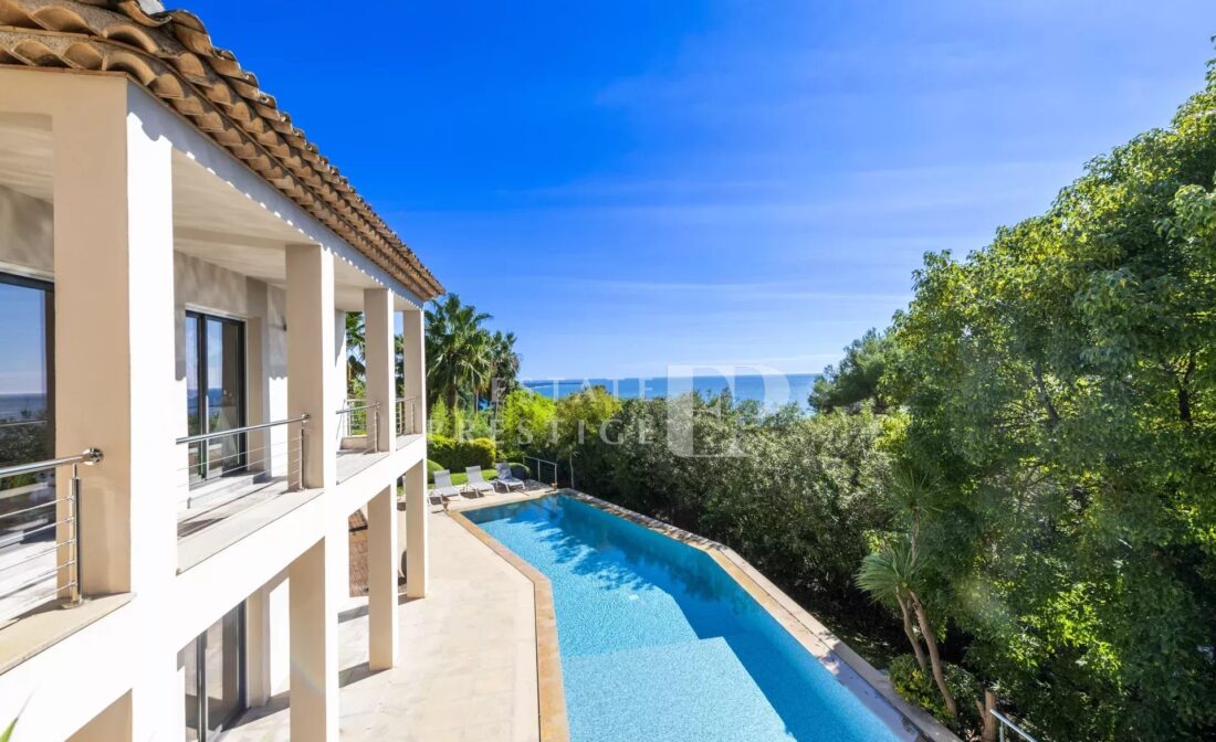 CANNES – Modern villa with sea views