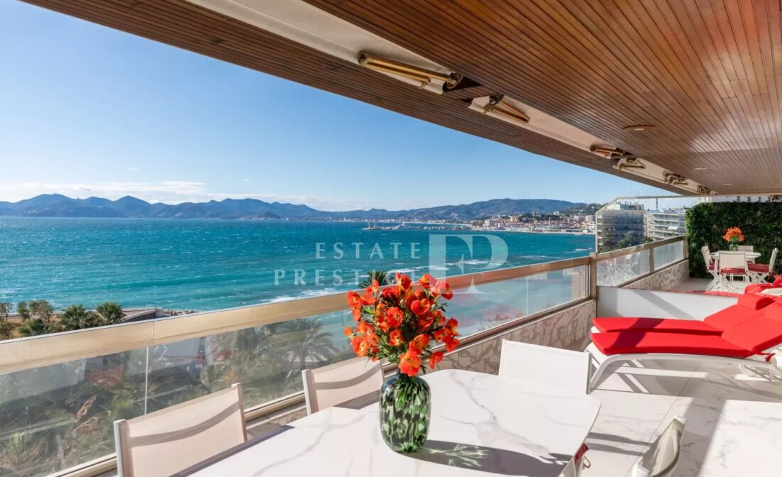 CANNES  – Renovated 2 bedroom apartment with panoramic sea views