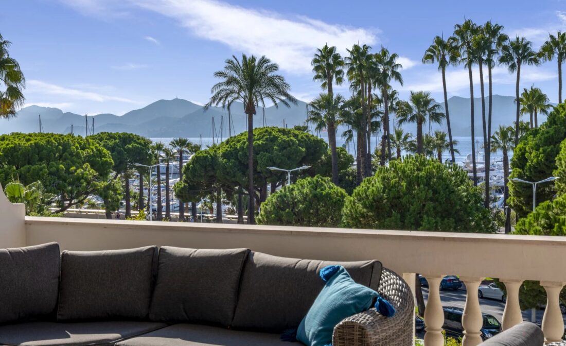 CANNES CROISETTE – Appartement 4 pièces entièrement rénové avec vue mer