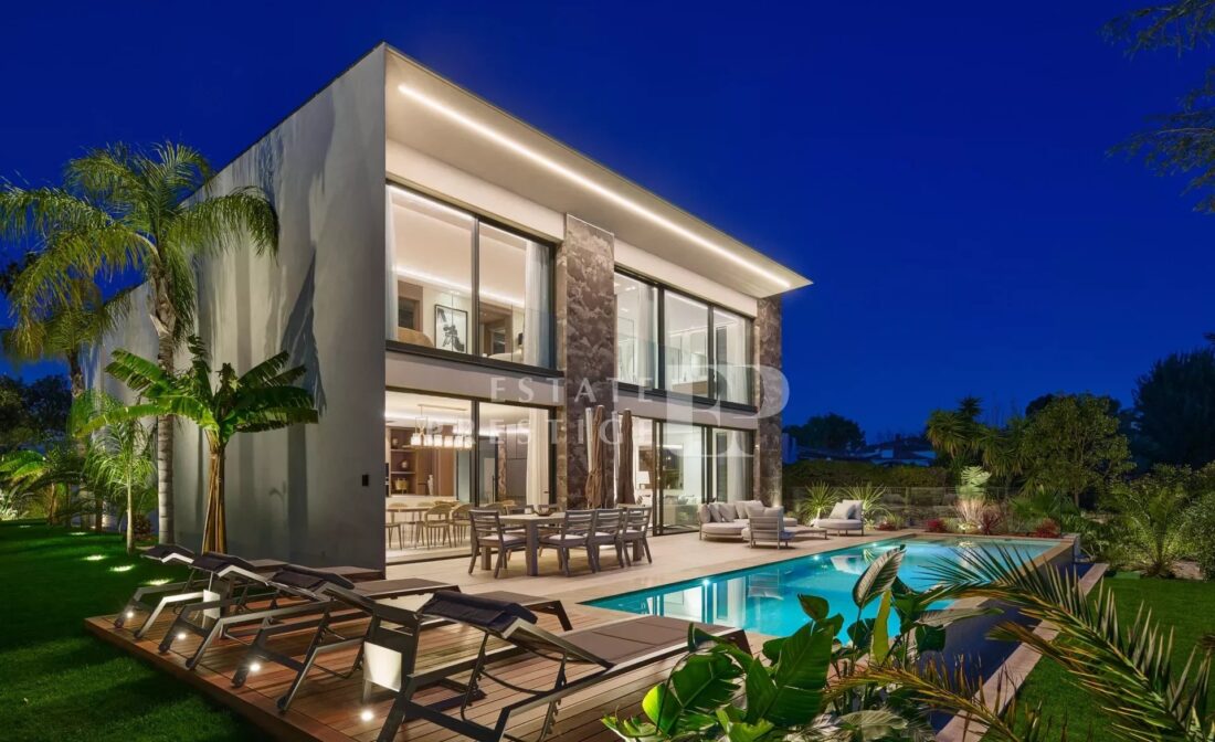 SUPER-CANNES – Nouvelle villa d’architecte contemporaine avec vue mer