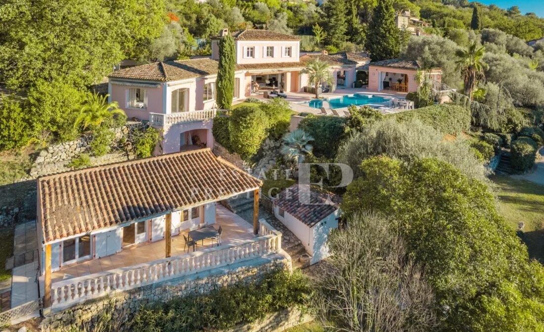 MOUGINS : Proche du village une spacieuse villa avec vues panoramiques