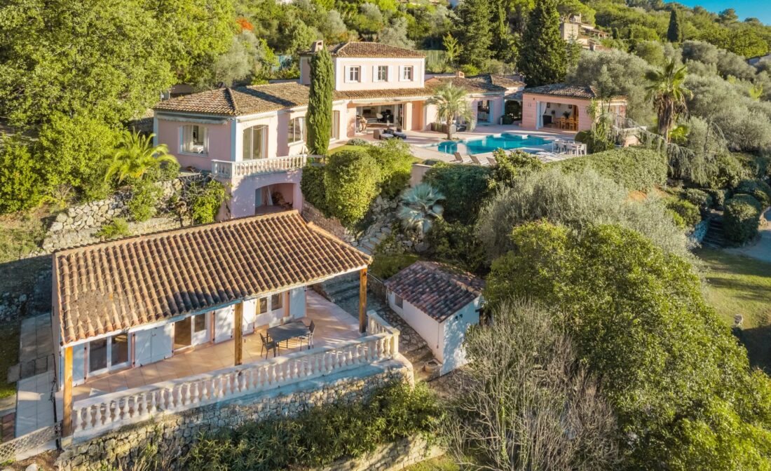 MOUGINS : Proche du village une spacieuse villa avec vues panoramiques