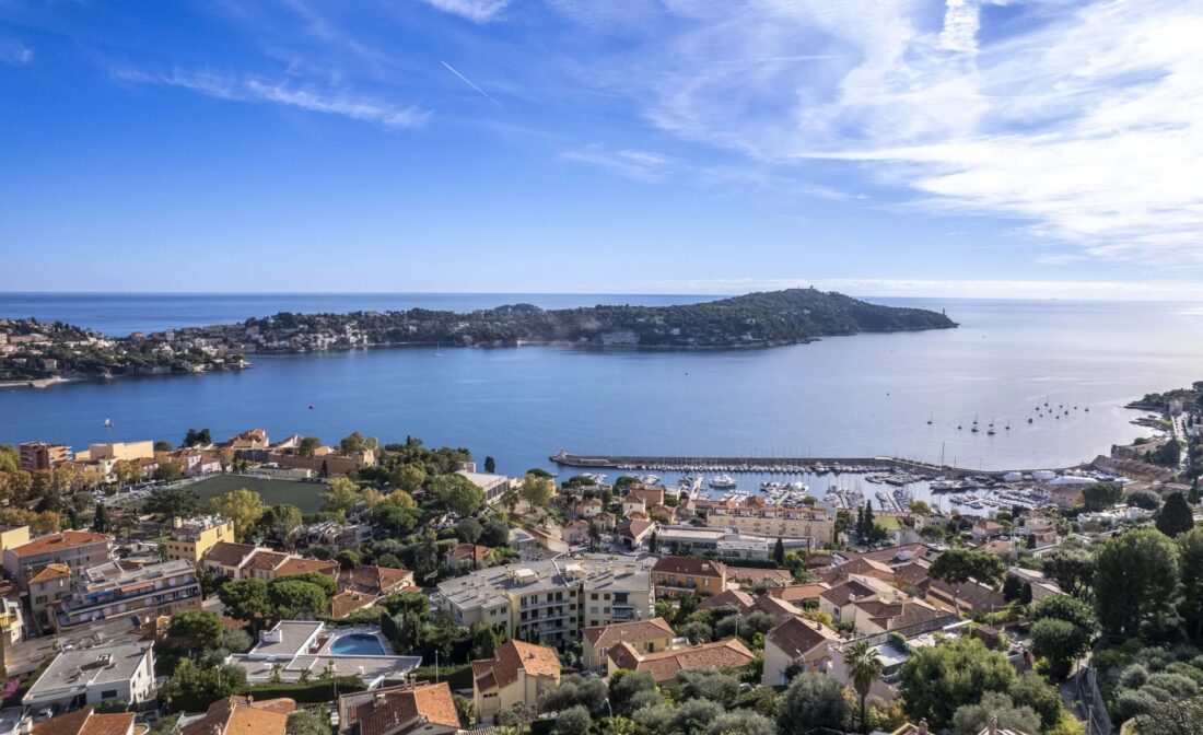 Villefranche-sur-Mer – France : Duplex apartment – villa with garden, private swimming pool and panoramic sea view