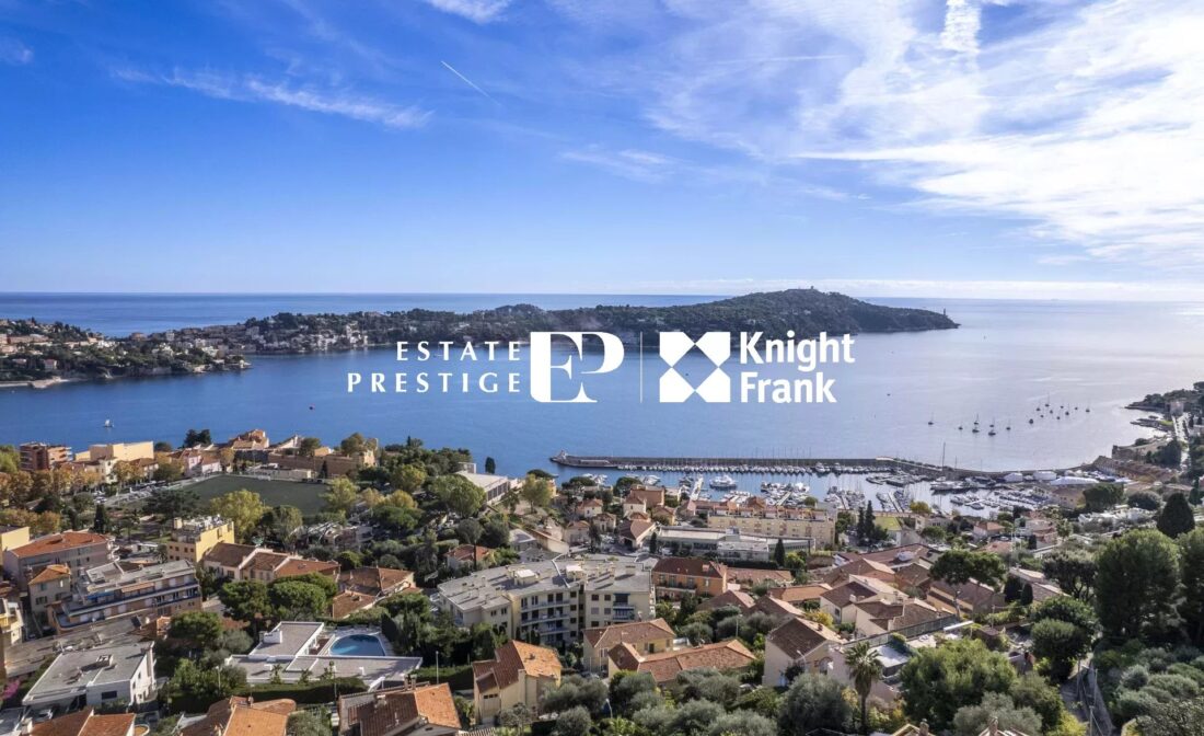 VILLEFRANCHE SUR MER –  Appartement – villa en duplex avec jardin, piscine privative et vue mer panoramique