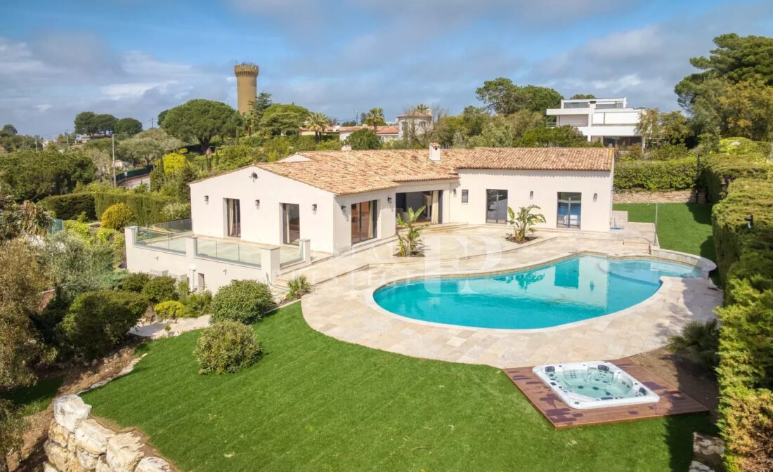 CANNES – Villa with sea views, tennis and pool