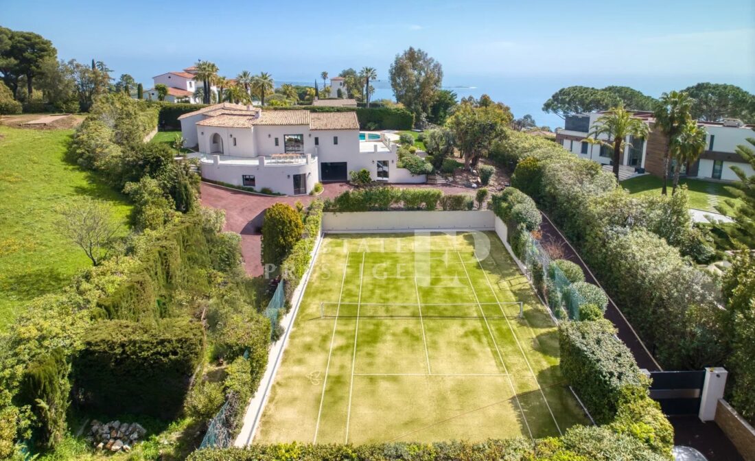 CANNES – Villa avec vue sur la mer, tennis et piscine