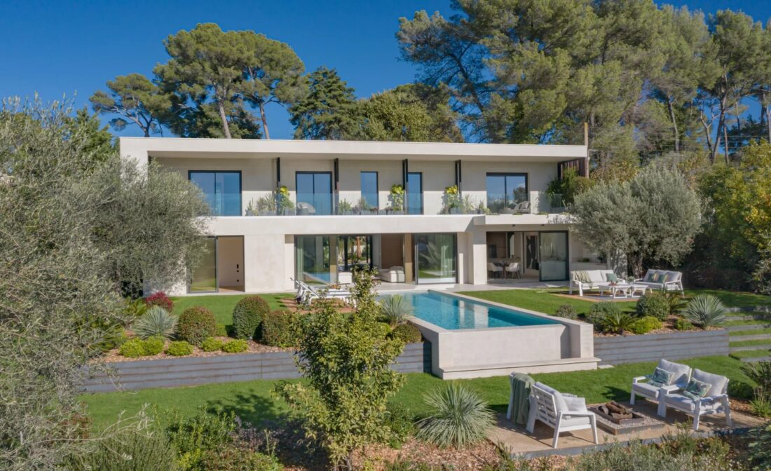 Une villa moderne avec piscine et vue dans un domaine sécurisé à Mougins.