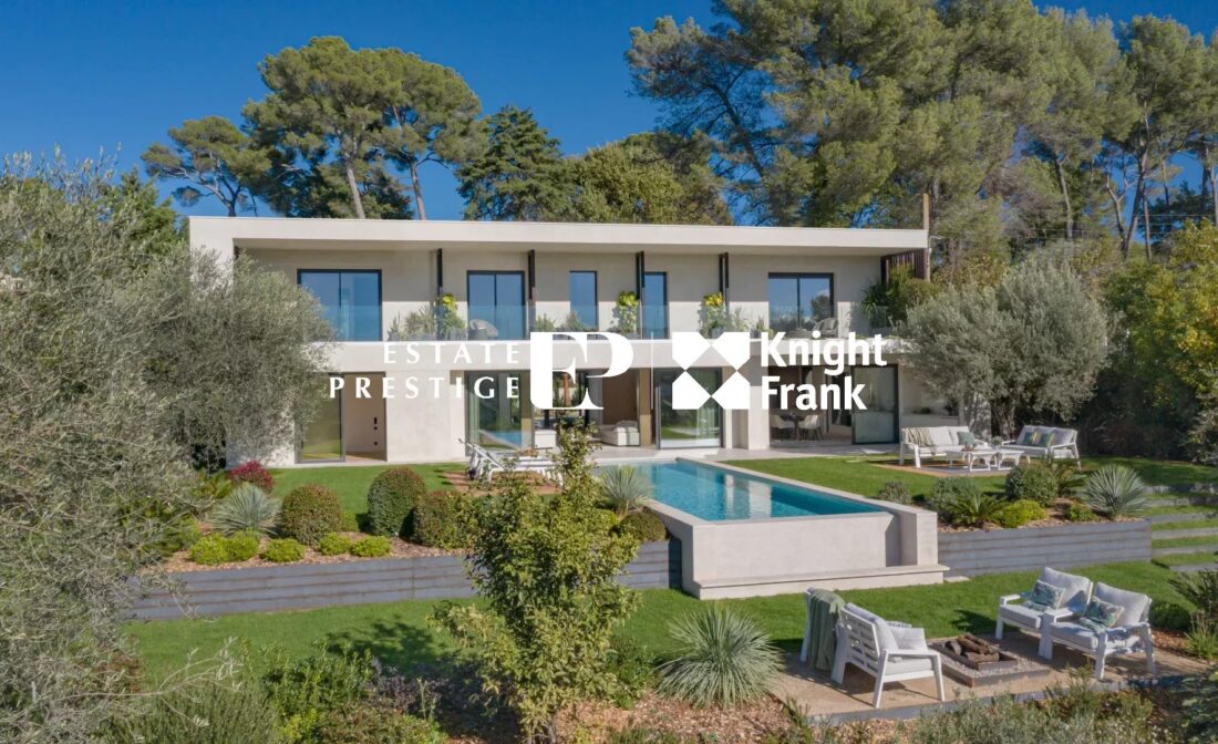 Une villa moderne avec piscine et vue dans un domaine sécurisé à Mougins.