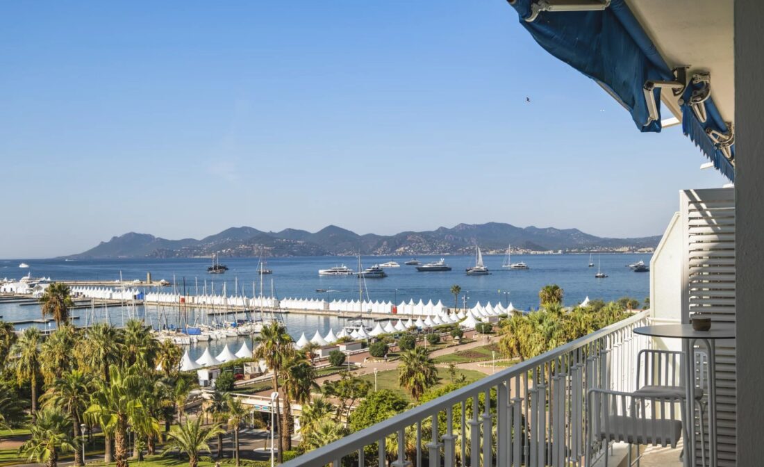 Cannes Croisette – Superb renovated 3-bedroom apartment with sea view