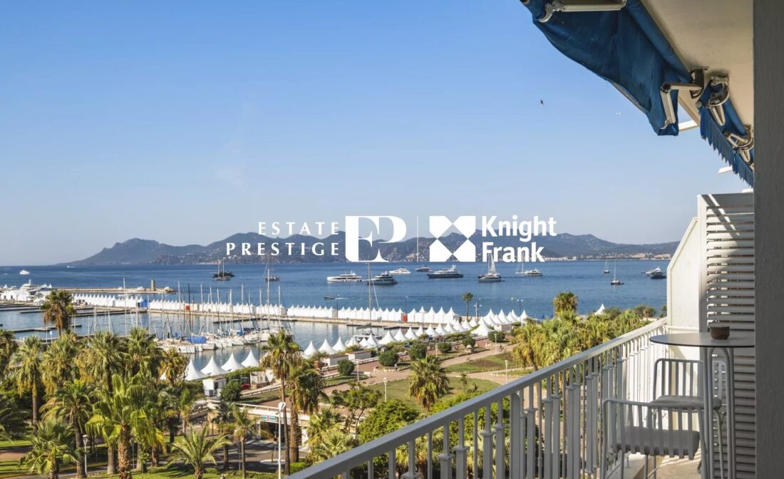 Cannes Croisette – Superb renovated 3-bedroom apartment with sea view