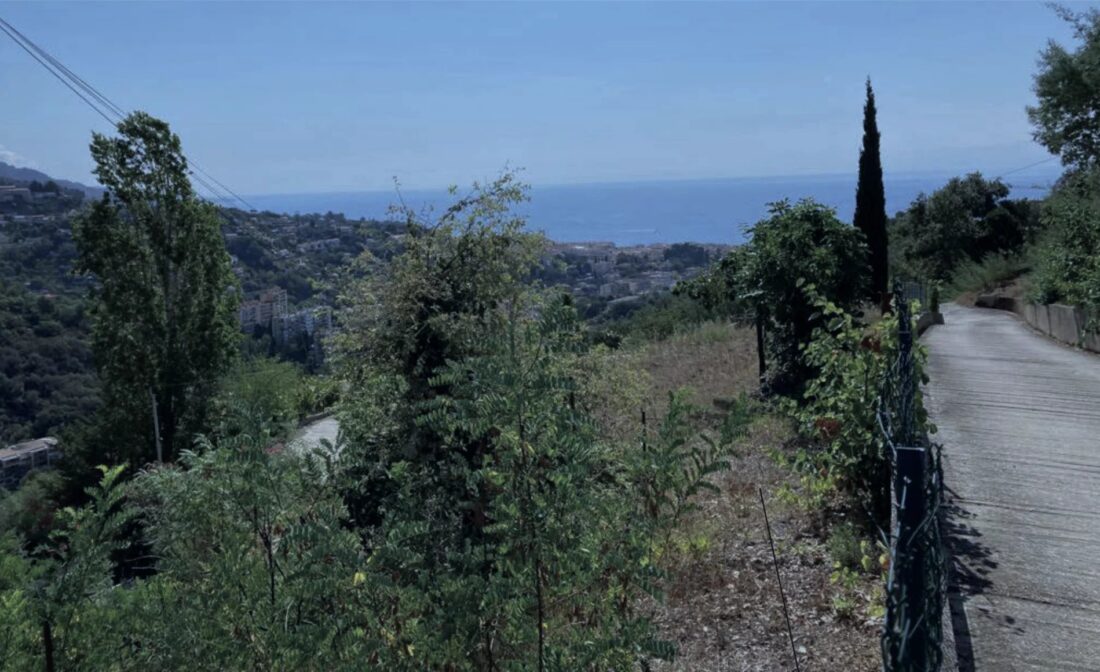 MENTON  –  Buildable Plot of Land with Sea views with a Permit for a 300m2 villa