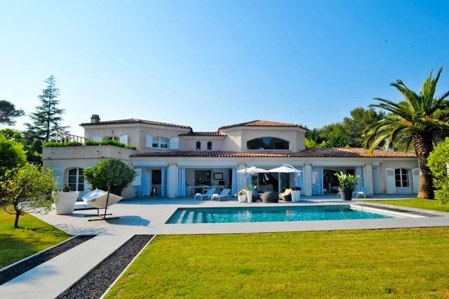 MOUGINS – Suveren villa i et velrenommert inngjerdet område