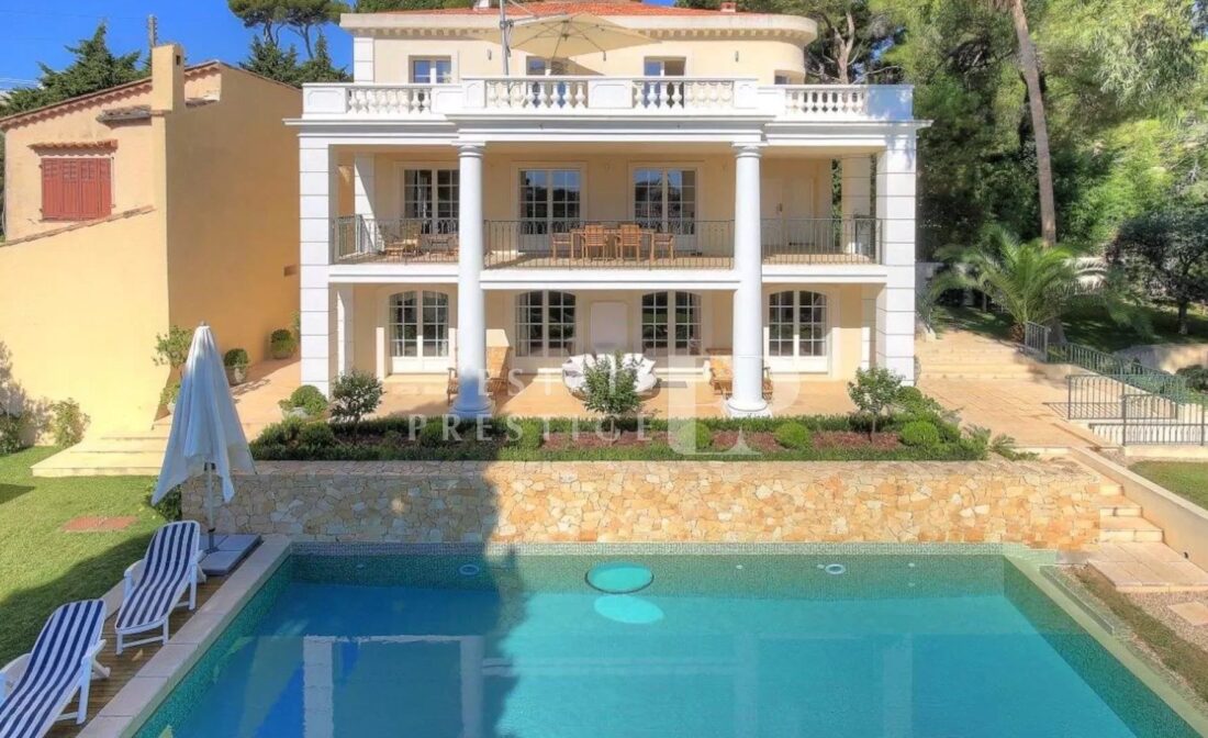 CAP D’ANTIBES – Storslått villa med svømmebasseng og havutsikt