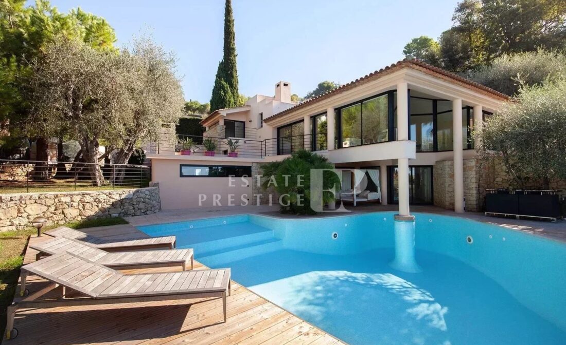 VILLEFRANCHE-SUR-MER – Villa moderne avec une belle vue mer panoramique.