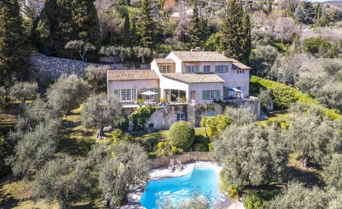 GRASSE – Charming Provencal villa with panoramic sea views