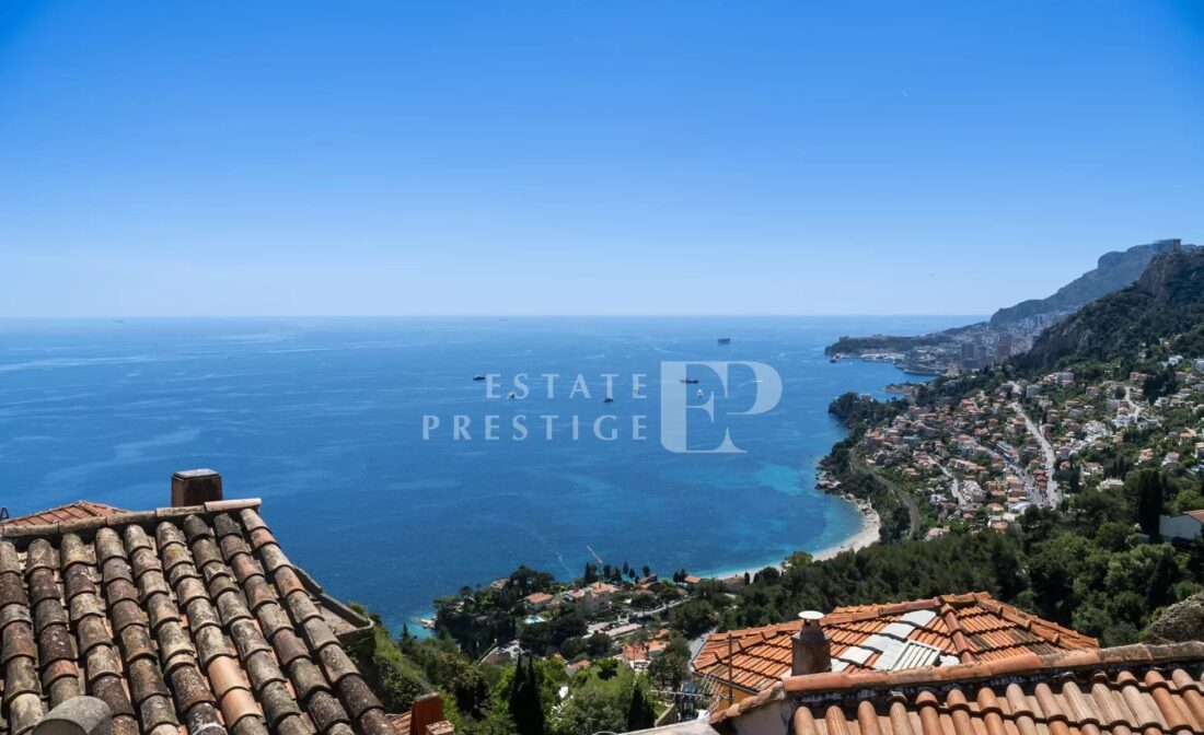 ROQUEBRUNE-CAP-MARTIN – House with sea view within the walls of the medieval castle