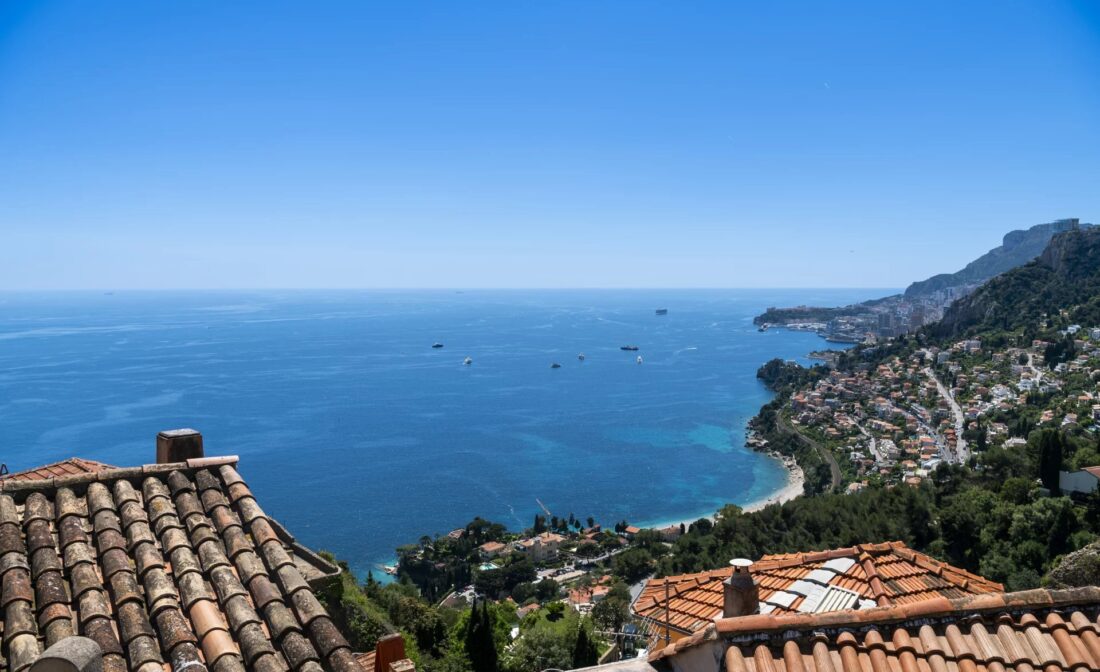 ROQUEBRUNE-CAP-MARTIN – House with sea view within the walls of the medieval castle