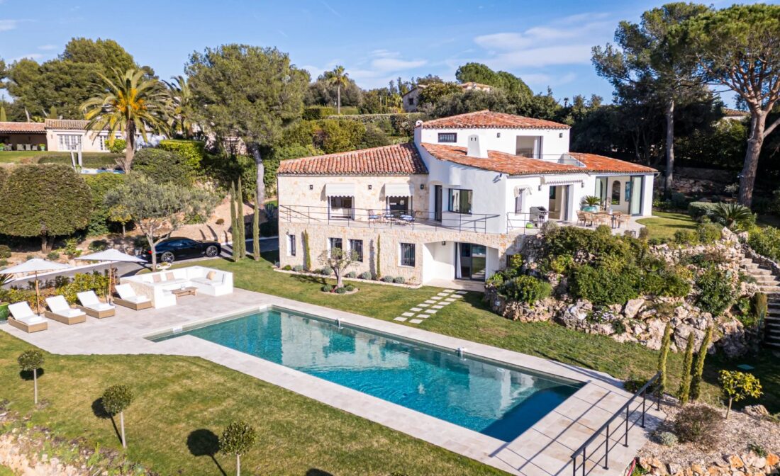 ST PAUL DE VENCE – A Superb Villa with Panoramic Sea Views