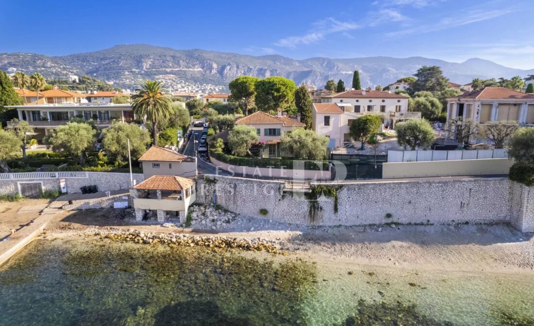 SAINT JEAN CAP FERRAT: Superbe propriété les pieds dans l’eau