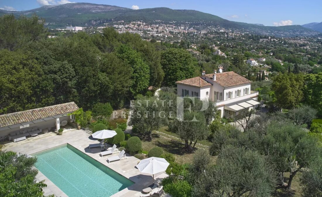 GRASSE – Une demeure de parfumeur avec piscine et vue