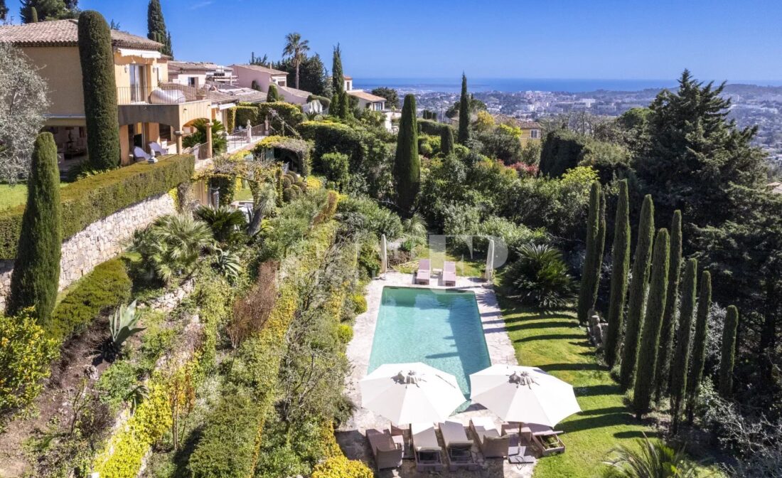 MOUGINS – Vue Mer et à pied du Vieux Village.