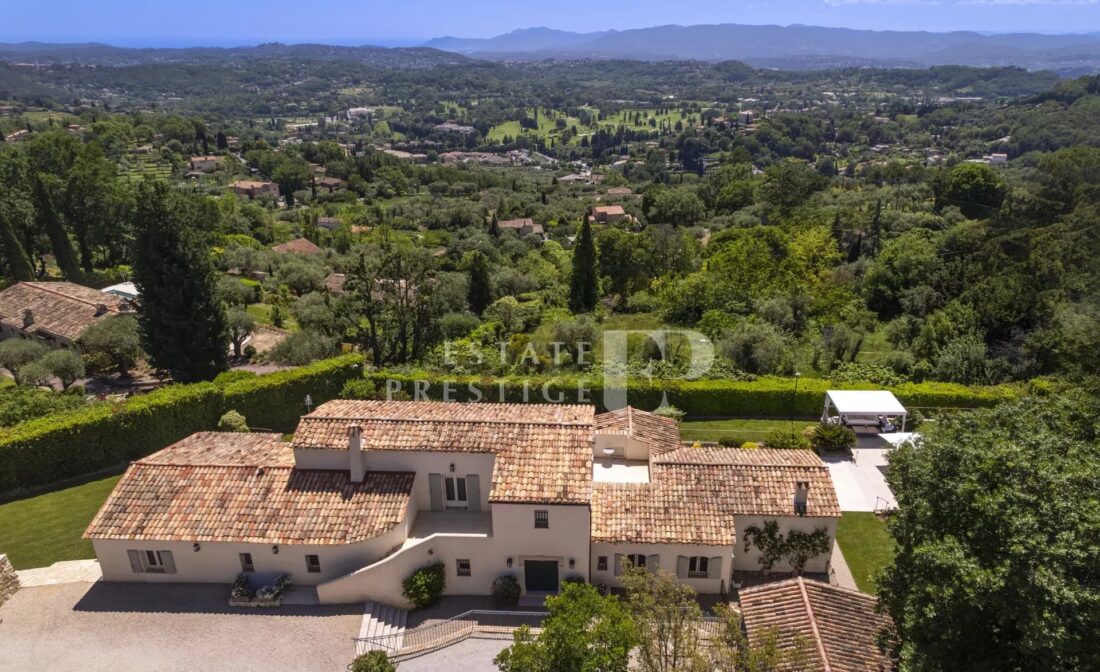 CHATEAUNEUF-DE-GRASSE : Villa with panoramic view up to the sea