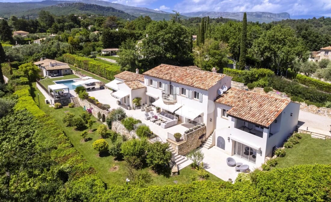 CHATEAUNEUF-DE-GRASSE : Villa avec vue panoramique jusqu’à la mer