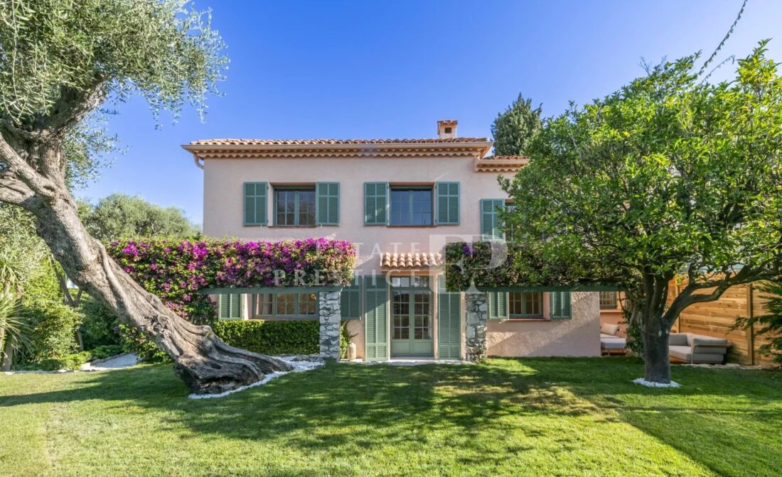 SAINT JEAN CAP FERRAT : Superb Waterfront  Villa