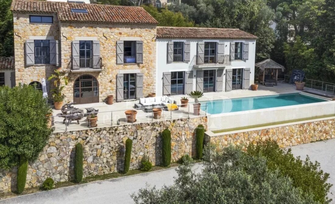 CANNES LE CANNET – Villa contemporaine avec piscine et vue mer sur les hauteurs de Cannes