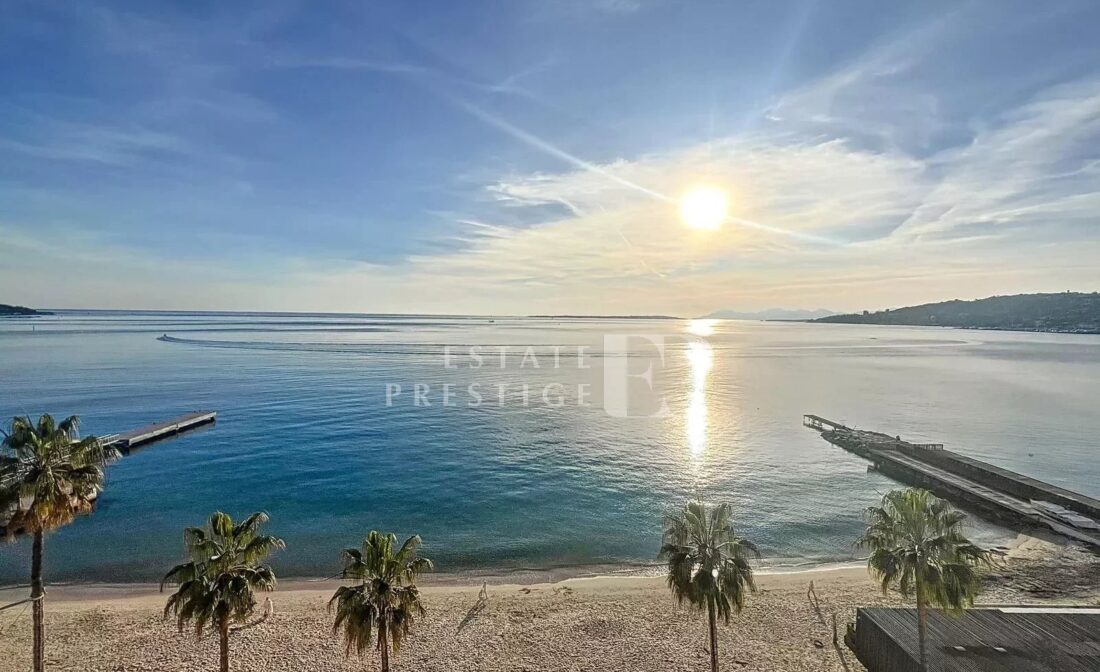 JUAN LES PINS – Appartement bord du mer avec vue mer panoramique