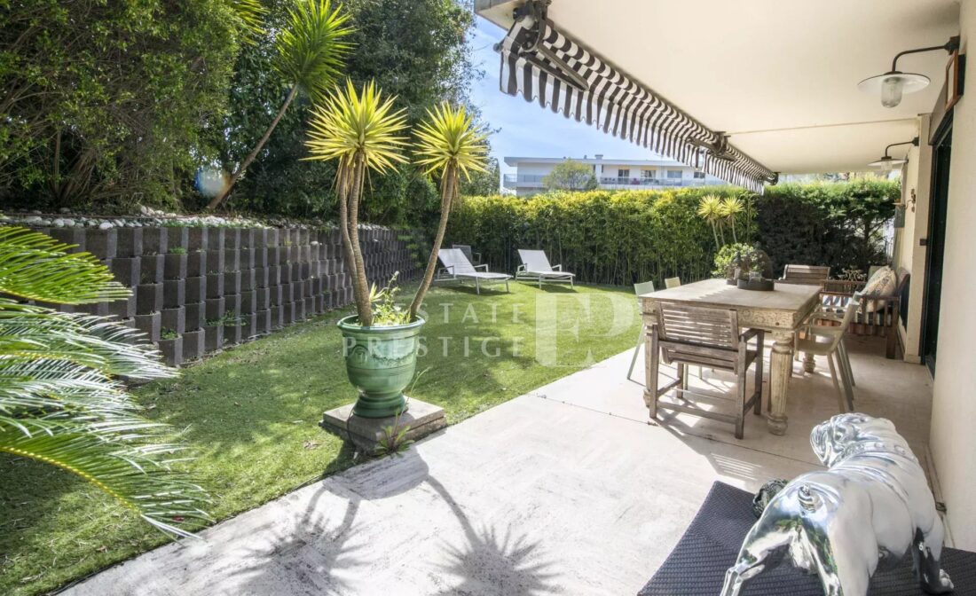 CANNES MONTROSE – Charming garden-level flat in prestigious residence with swimming pool and tennis court