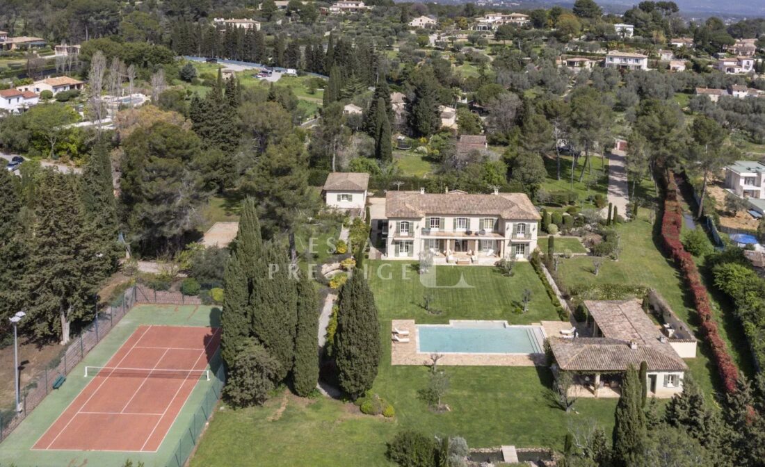 CASTELLARAS : Une superbe bastide avec piscine et court de tennis