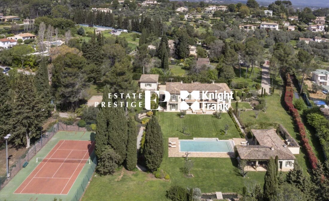 CASTELLARAS : Une superbe bastide avec piscine et court de tennis