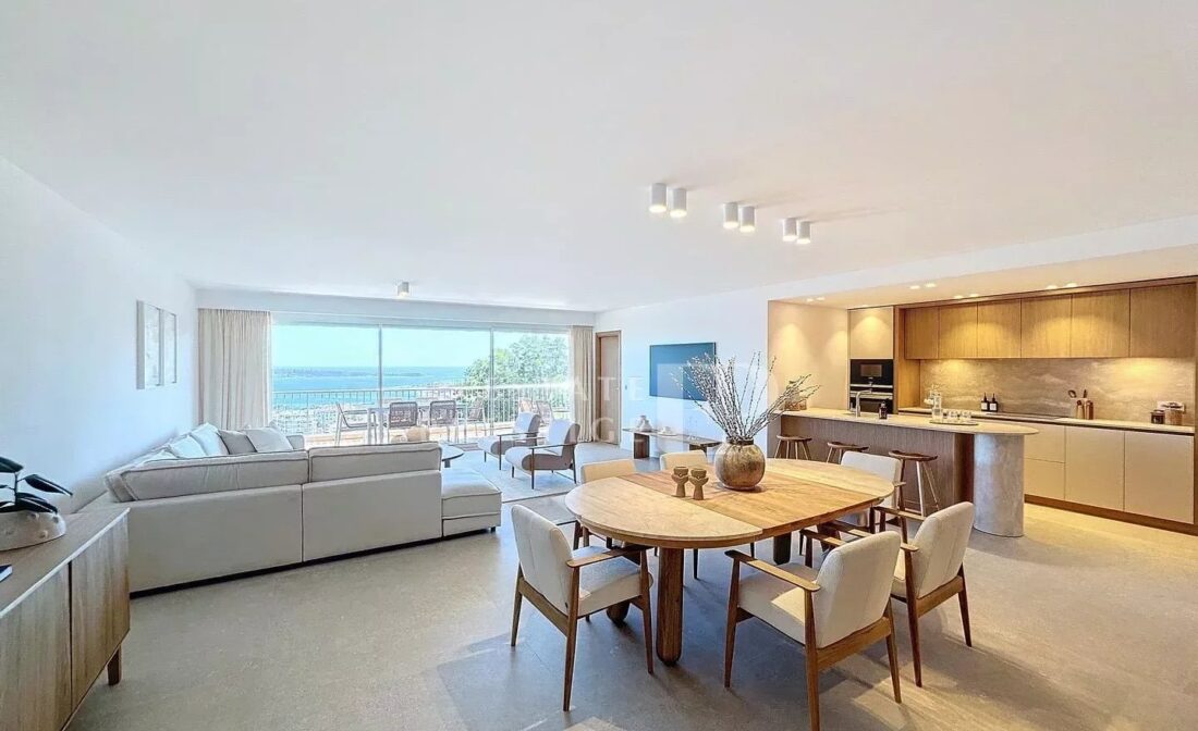 CANNES – Superbe appartement refait à neuf avec vue mer panoramique