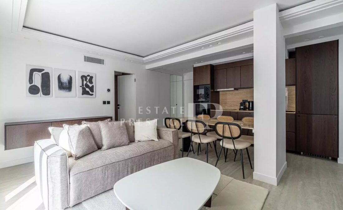 CANNES – Appartement contemporain refait à neuf au coeur de la Banane