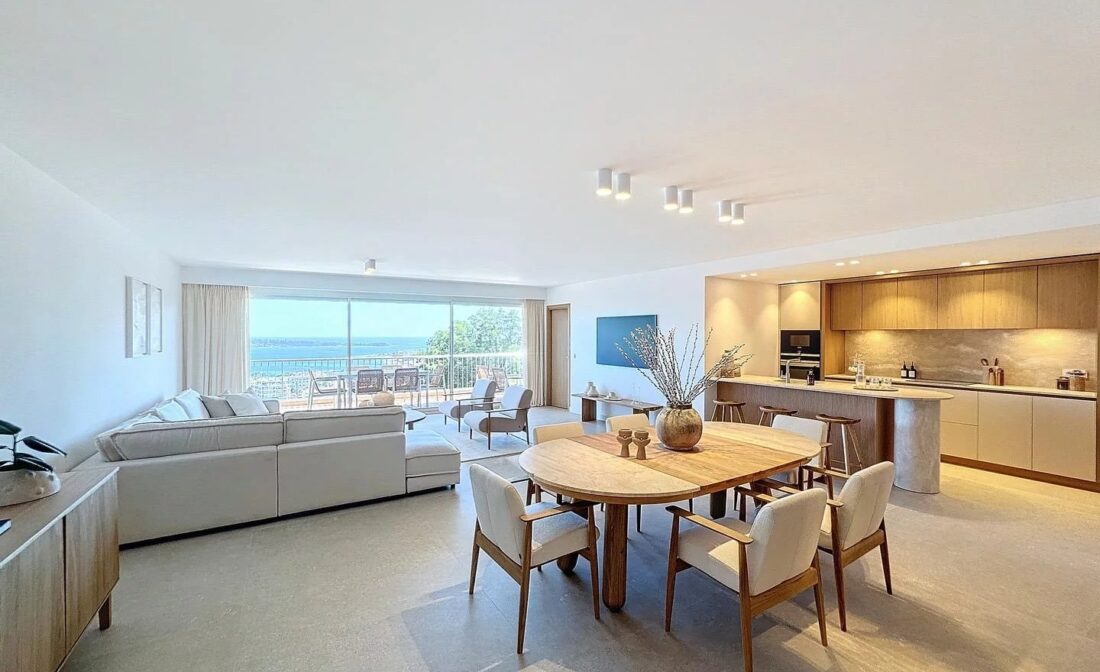 CANNES – Superb renovated apartment with panoramic sea views