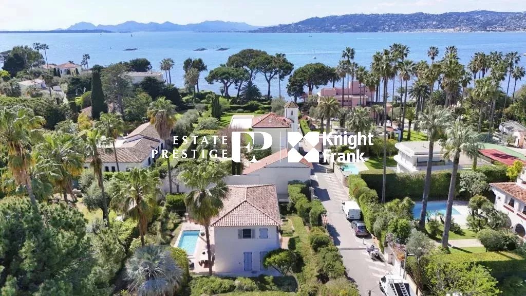 CAP D’ANTIBES –  Superb architect villa with swimming pool