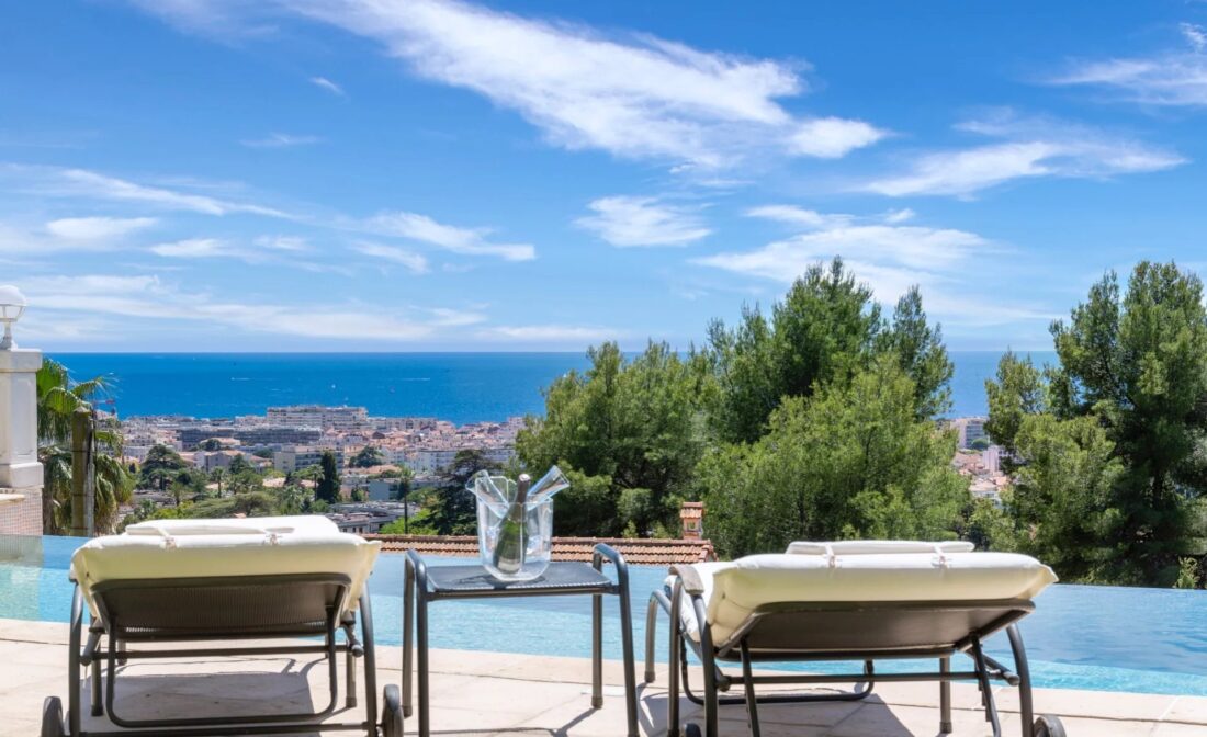 CANNES CALIFORNIE – Belle villa californienne avec vue mer panoramique