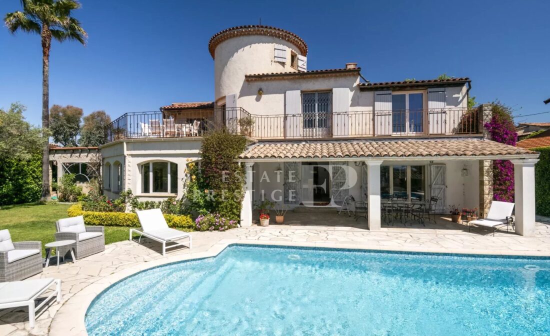 ANTIBES – Neo-Provençal villa with sea view