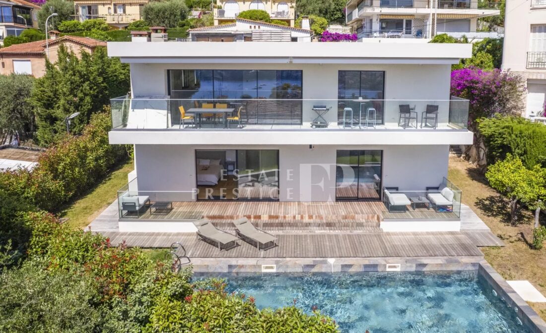 VILLEFRANCHE SUR MER: Contemporary villa with sea views, walking distance to Beaches.