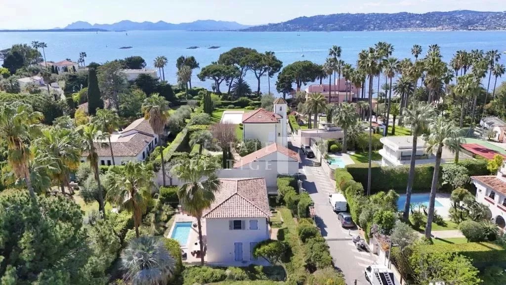 CAP D’ANTIBES –  Superb architect villa with swimming pool