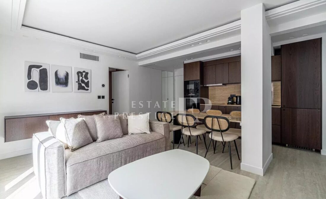 CANNES – Contemporary renovated apartment in the heart of La Banane