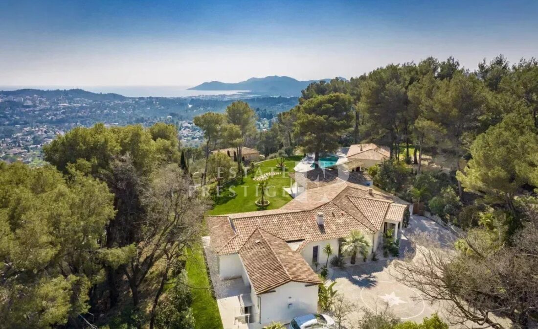 MOUGINS – Villa neuve de plein pied avec une vue mer spectaculaire à Mougins