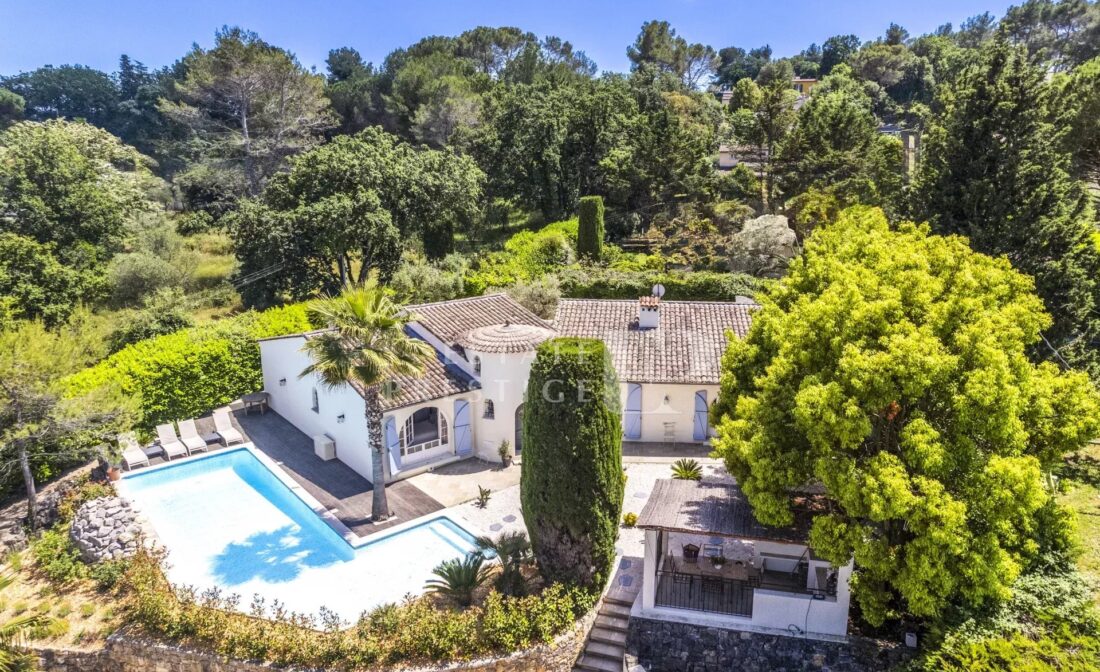 VALBONNE : Une villa de 5 chambres avec piscine à distance de marche du village.