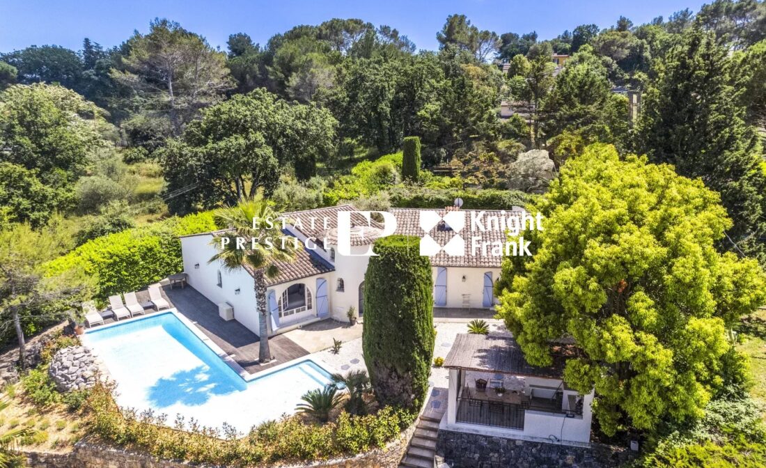 VALBONNE : Une villa de 5 chambres avec piscine à distance de marche du village.